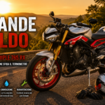 Copertina con moto Triumph Street Triple 765 RX al tramonto e testo su guida al caldo, idratazione e manutenzione