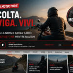 Banner promozionale di Radio MotoStorie con motociclista in viaggio e testo “Ascolta. Naviga. Vivi.”