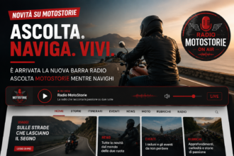 Banner promozionale di Radio MotoStorie con motociclista in viaggio e testo “Ascolta. Naviga. Vivi.”